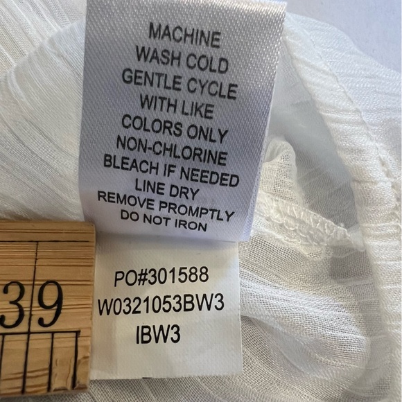 Kirra sheer sleeveless lace button up top. White gold accents small. - Picture 8 of 8